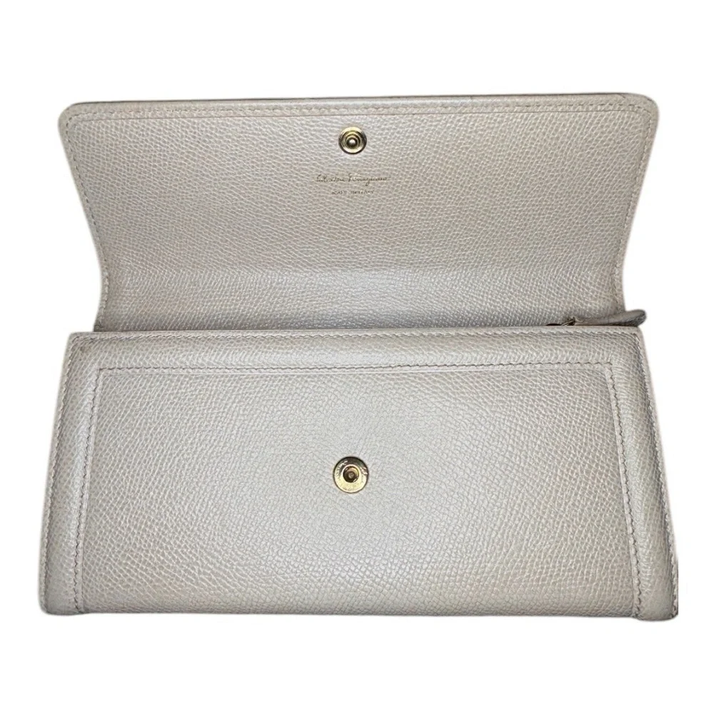 Salvatore Ferragamo Cream Pebbled Leather Bow Vara Wallet with Gold Hardware